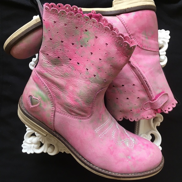 Mim-Pi Other - Mim-Pi “Scalloped Edge” Booties in Pink